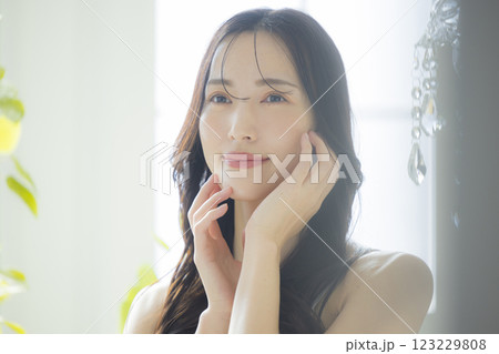 若い女性、ビューティーイメージ 若い女性、ビューティーイメージ 123229808
