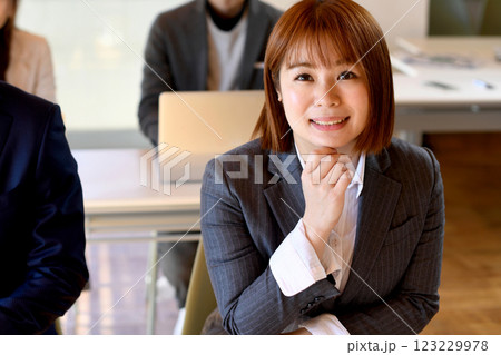 セミナーを受講する女性のビジネスパーソン セミナーを受講する女性のビジネスパーソン 123229978