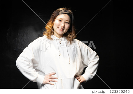 ヒップホップ女性ダンサー 123230246