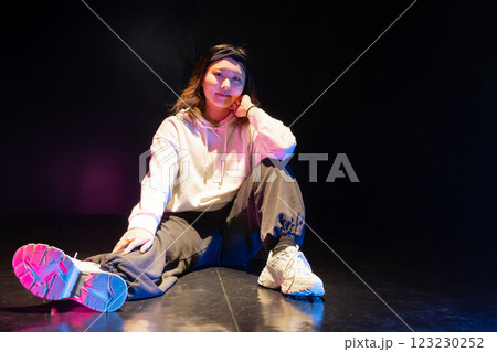 ヒップホップ女性ダンサー 123230252