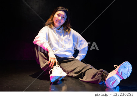 ヒップホップ女性ダンサー 123230253