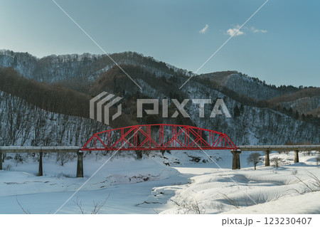 雪深い谷の紅い鉄橋 123230407