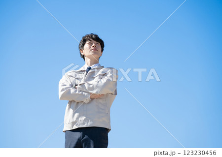 作業着を着た男性 123230456
