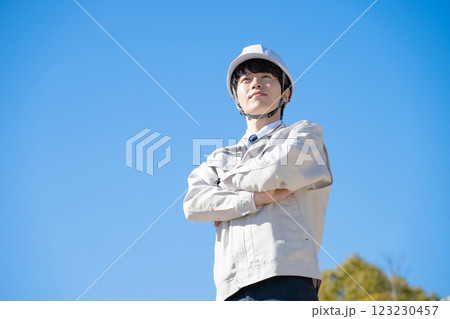 作業着を着た男性 123230457