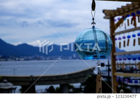 夏の亀山八幡宮と風鈴 123230477