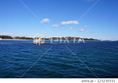海に浮かぶ岩 海に浮かぶ岩 123230532