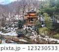 雪の上にある高床式住居 123230533