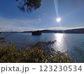 湖面に映る太陽 123230534