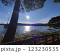孤島から見る海に浮かぶ太陽 123230535