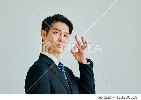 OKポーズをする若い男性 OKポーズをする若い男性 123230619