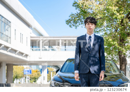 車の前に立つビジネスマン 123230674