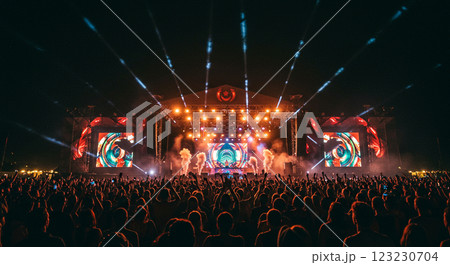 真夜中に沸き立つエレクトロニック・ミュージックのフェスステージ 123230704