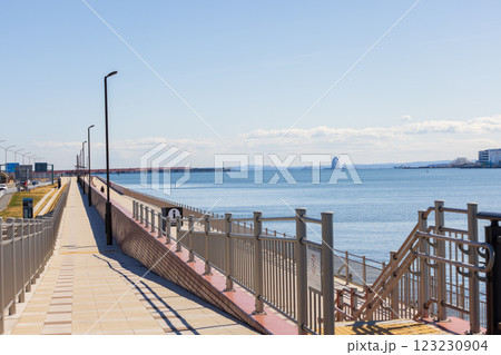 東京、多摩川河口の散策路、ソラムナード羽田緑地の風景 123230904