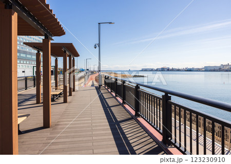 東京、多摩川河口の散策路、ソラムナード羽田緑地の風景 123230910