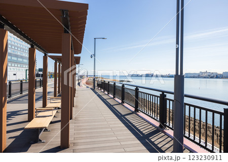 東京、多摩川河口の散策路、ソラムナード羽田緑地の風景 123230911