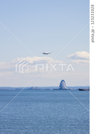 多摩川河口付近からの羽田空港、着陸する飛行機 多摩川河口付近からの羽田空港、着陸する飛行機 123231028