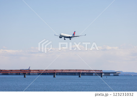 多摩川河口付近からの羽田空港、着陸する飛行機 多摩川河口付近からの羽田空港、着陸する飛行機 123231032