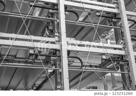 モノクロ　工事中の機械式駐車場 123231260