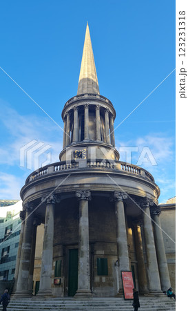 Very high street monument in city 123231318