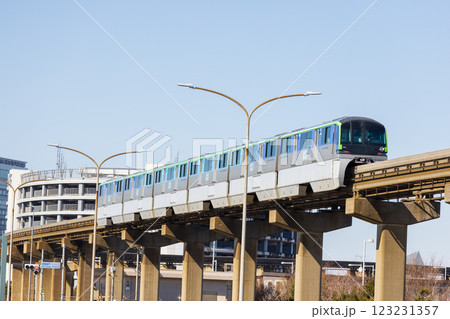 羽田空港第3ターミナル付近を走る東京モノレール 123231357