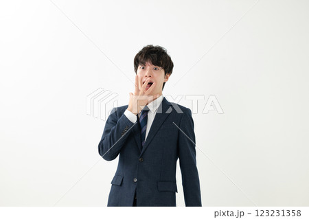 びっくりするビジネスマン びっくりするビジネスマン 123231358