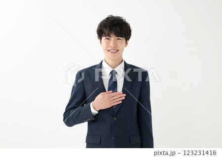 スーツ姿の若い男性ビジネスマン 123231416
