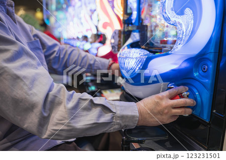 パチンコを遊戯する男性 パチンコを遊戯する男性 123231501