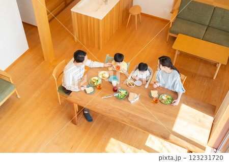 四人家族の朝食シーン 123231720