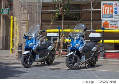 Scooters of the local police in Barcelona 123231946