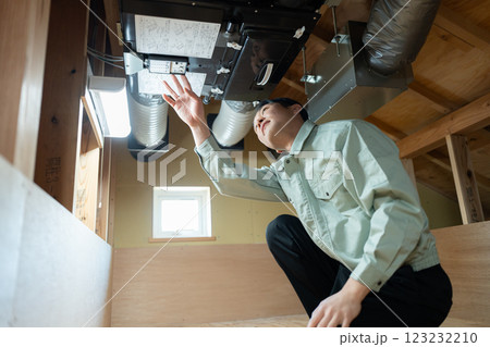 点検をする作業員 123232210