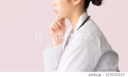 考えごとをする女性医療スタッフ 123232227