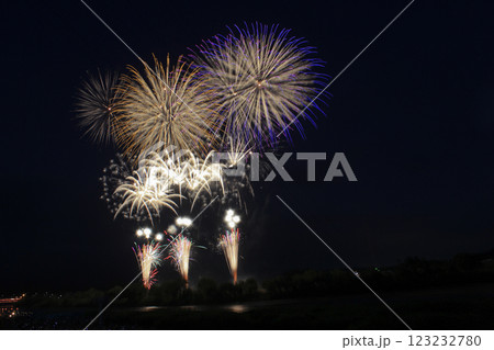 山形 大石田祭最上川花火大会 創造花火 スターマイン 山形 大石田祭最上川花火大会 創造花火 スターマイン 123232780