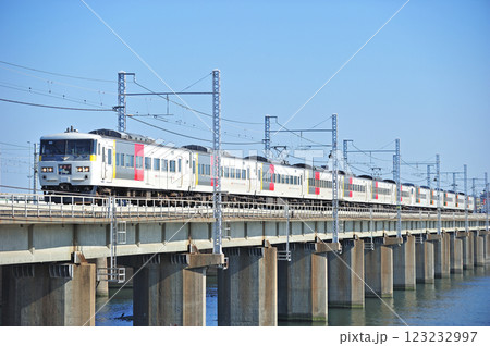 東海道本線　茅ヶ崎－平塚　JR東日本　185系　OM04編成（大宮）　踊り子 123232997