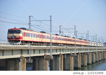東海道本線　茅ヶ崎－平塚　JR東日本　185系　OM08編成（大宮）　踊り子 123232999