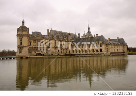 パリ郊外の美しいシャンティイ城 123233152