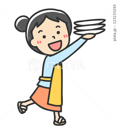 皿を運ぶエプロンを着た主婦 123233293