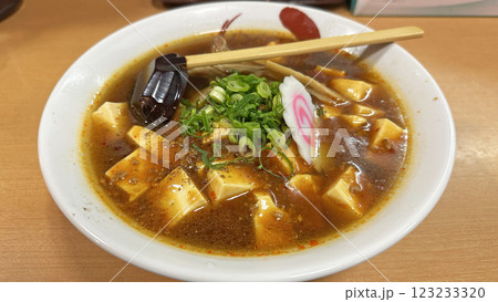 飲食店の風景(ピリ辛の麻婆ラーメン) 飲食店の風景(ピリ辛の麻婆ラーメン) 123233320