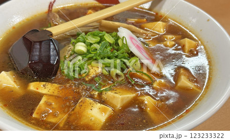 飲食店の風景（ピリ辛の麻婆ラーメン） 123233322