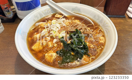 飲食店の風景(ピリ辛の麻婆ラーメン) 飲食店の風景(ピリ辛の麻婆ラーメン) 123233350