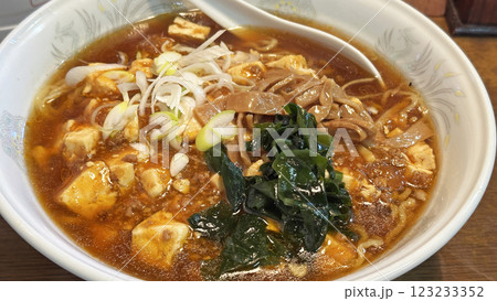 飲食店の風景（ピリ辛の麻婆ラーメン） 123233352
