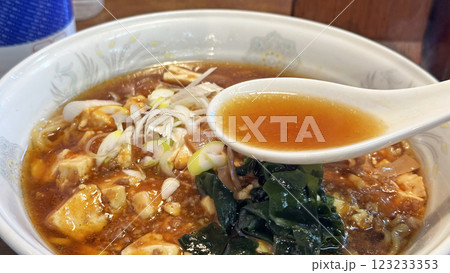 飲食店の風景（ピリ辛の麻婆ラーメン） 123233353