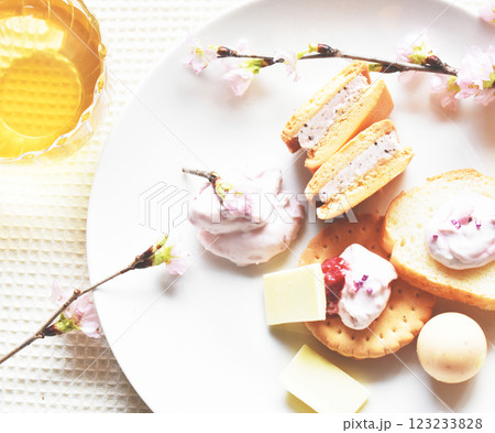 桜の花と春の桜スイーツ ホワイトチョコレートの盛り合わせ 桜の花と春の桜スイーツ ホワイトチョコレートの盛り合わせ 123233828