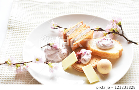 桜の花と春の桜スイーツ ホワイトチョコレートの盛り合わせ 桜の花と春の桜スイーツ ホワイトチョコレートの盛り合わせ 123233829