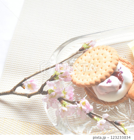 桜の花と春の桜スイーツ ホワイトチョコレートの盛り合わせ 桜の花と春の桜スイーツ ホワイトチョコレートの盛り合わせ 123233834