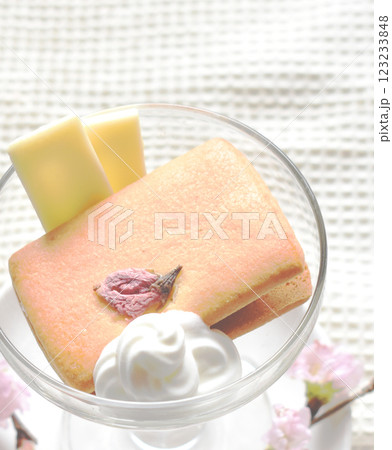 桜の花と春の桜スイーツ　ホワイトチョコレート 123233848