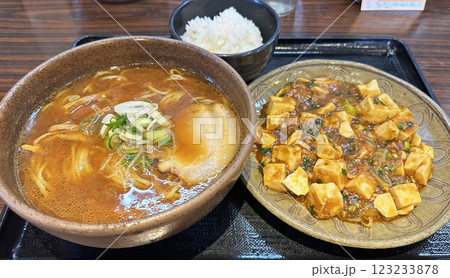 飲食店のメニュー(味噌ラーメンと麻婆豆腐の定食) 飲食店のメニュー(味噌ラーメンと麻婆豆腐の定食) 123233878