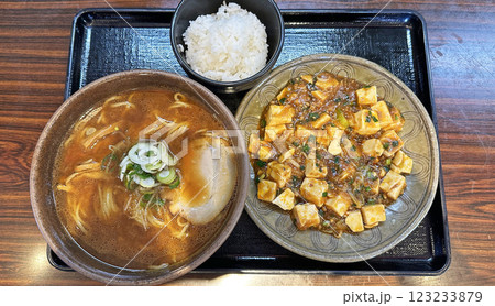 飲食店のメニュー（味噌ラーメンと麻婆豆腐の定食） 123233879