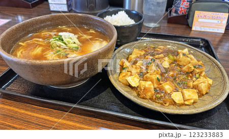 飲食店のメニュー（味噌ラーメンと麻婆豆腐の定食） 123233883