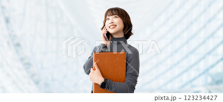 スマートフォンで話す笑顔の女性・ビジネスウーマン 123234427