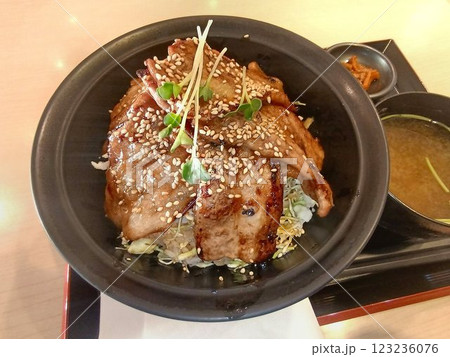 甘味の効いたタレが美味い!! 豚バラ丼 123236076